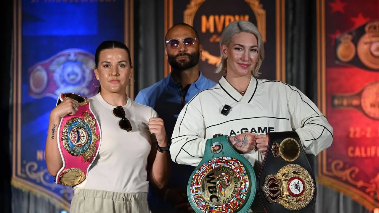 Mikaela Mayer (kiri) dan Chantelle Cameron. (Foto: Fight TV)