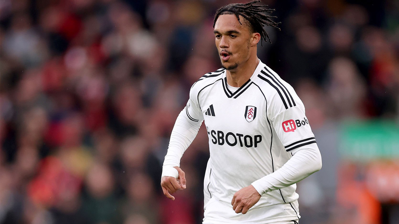 Newcastle Bidik Antonee Robinson di Tengah Rumor Kepergian Lewis Hall