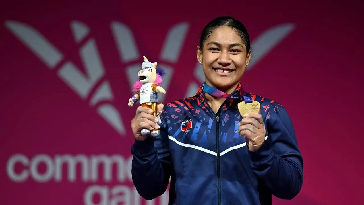 Tarona Taafaki berpose dengan medali emas Commonwealth Games yang diraihnya. (Foto: Fight TV)