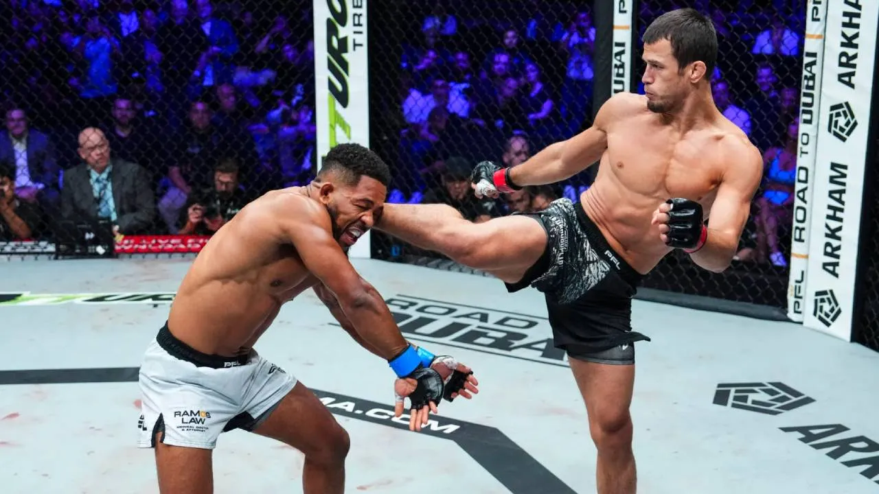 Usman Nurmagomedov (kanan) tampil dominan sejak awal sebelum menghentikan Colgan pada menit 3:42. (Foto: Fight TV)