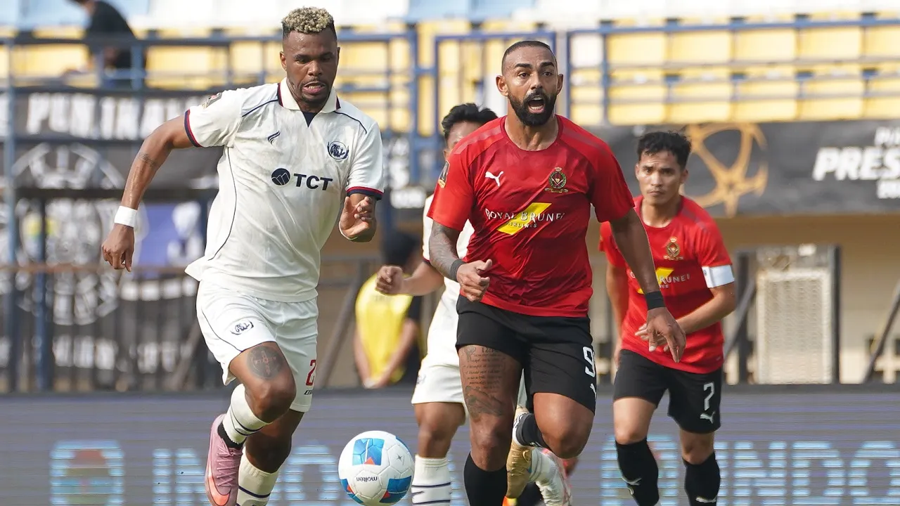 Penyerang Arema FC, Gustavo Henrique (kiri)