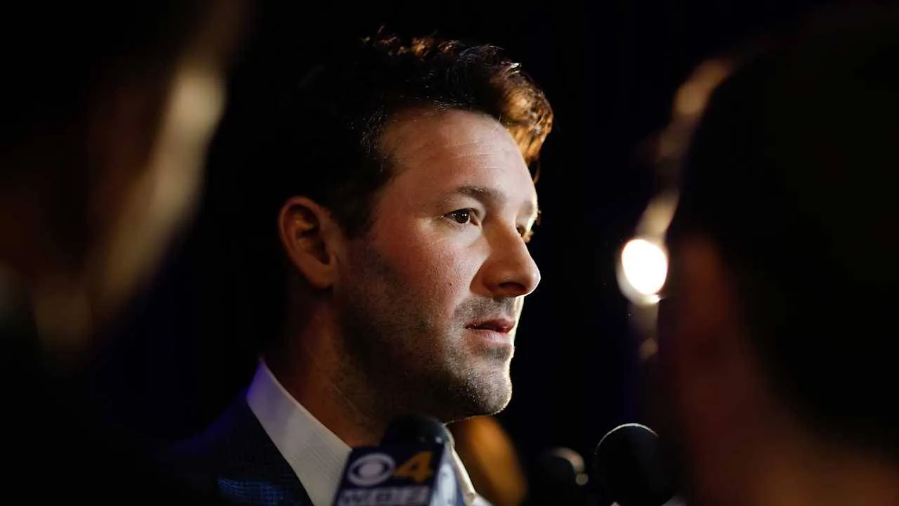 Tony Romo ditangkap pada 23 Juli setelah dihentikan polisi di Milwaukee County, Wisconsin, karena diduga menyalip kendaraan melalui area gore. (Foto: AP)