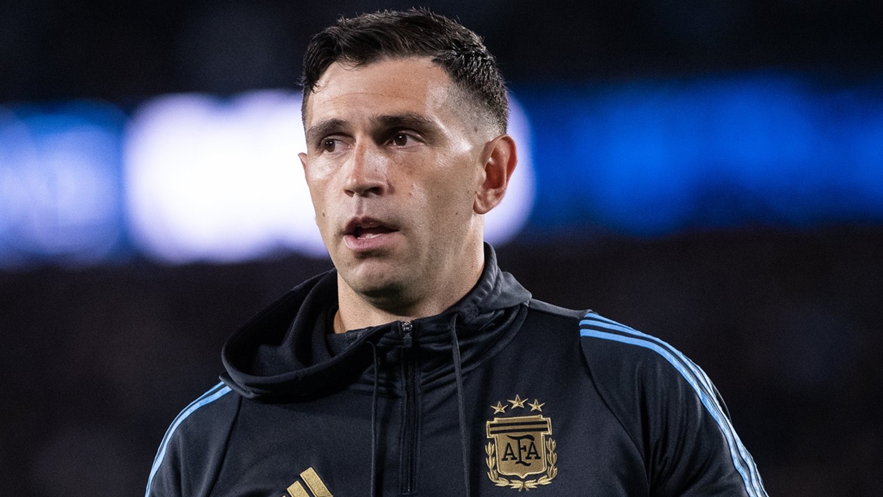 Juventus Berhenti Buru Emiliano Martinez, Vicario dan Suzuki Jadi Fokus