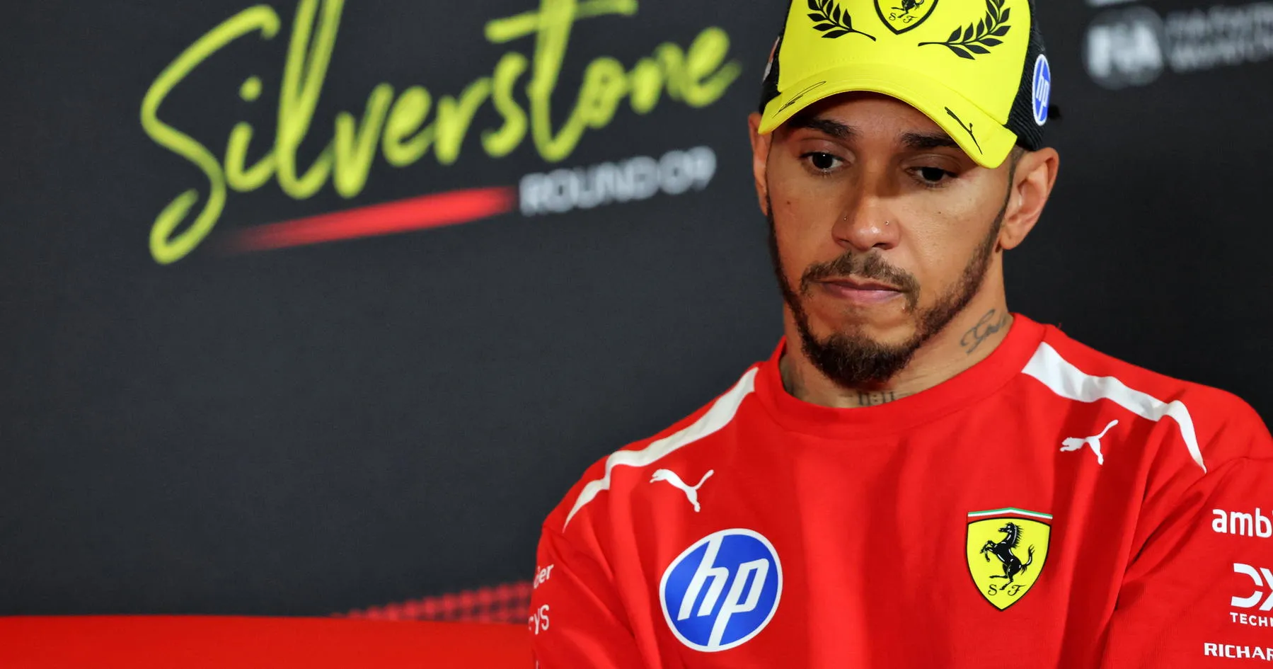 Lewis Hamilton Atasi Pembully Lintasan dengan Karate - sumber: (racingnews365)