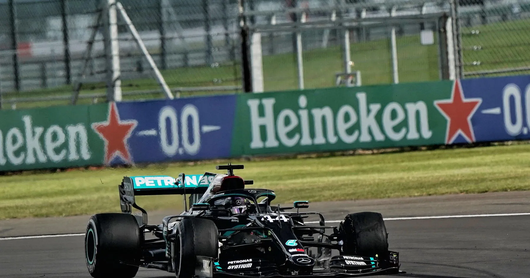 Lewis Hamilton Menang Dramatis di F1 Meski Bermasalah Ban