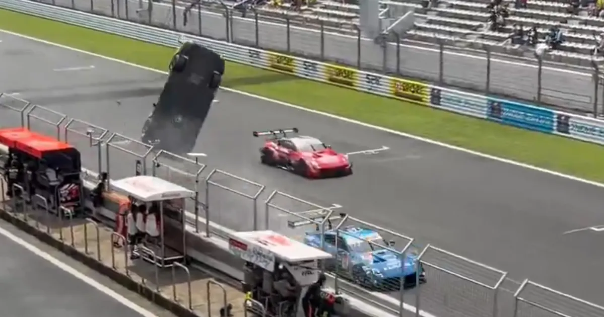 Mobil Super GT Terbang dalam Kecelakaan Mengerikan - sumber: (racingnews365)