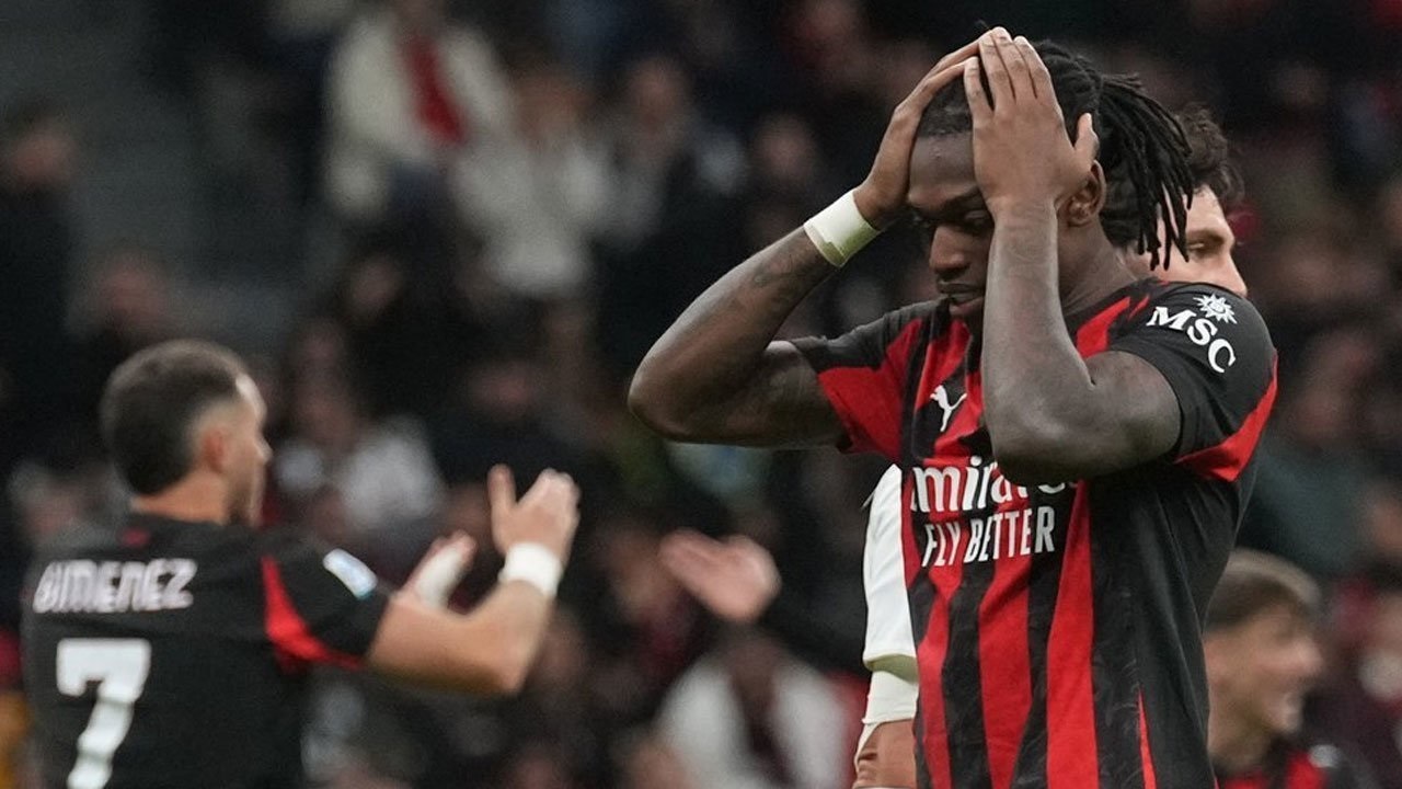 Rafael Leao Sapa Rekan Setim di Perth, Retak Hubungan Masih Terlihat