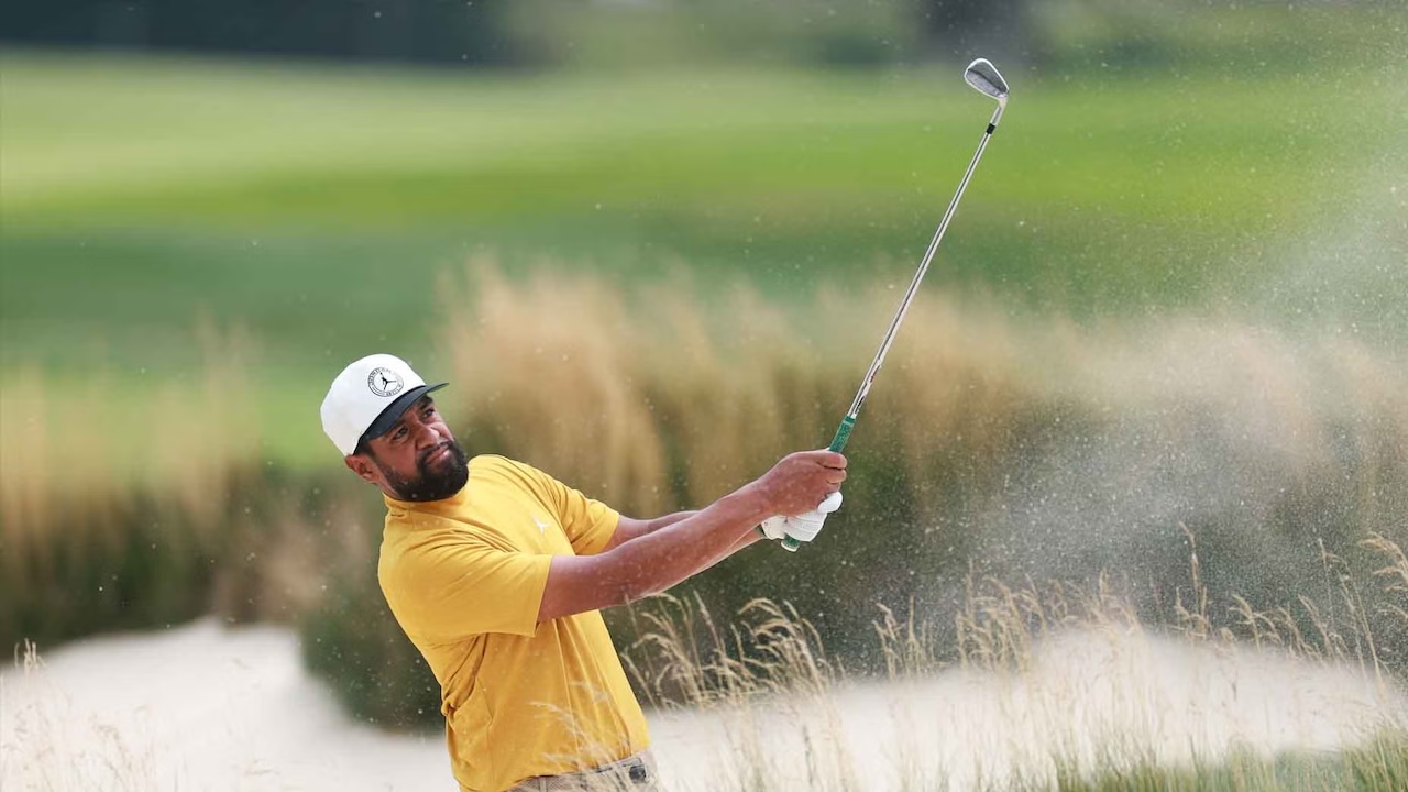 Tony Finau Jaga Asa ke FedEx Cup Playoffs Usai Bangkit di Rocket Classic