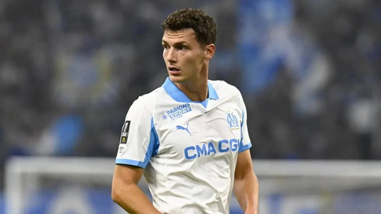 Benjamin Pavard Coba Yakinkan Piero Ausilio agar Bertahan di Inter