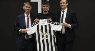 Juventus Amankan Tanda Tangan Penyerang Muda Alajbegović dari Leverkusen
