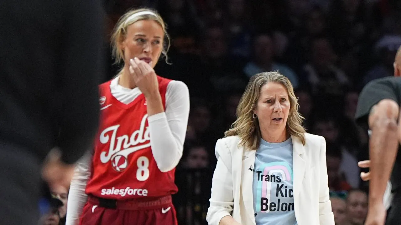 Pemain Fever Sophie Cunningham (kiri) dan pelatih Lynx Cheryl Reeve. (Foto: AP)