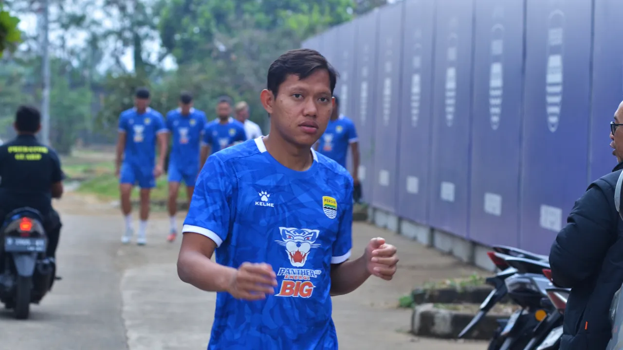 Gelandang Persib, Adam Alis