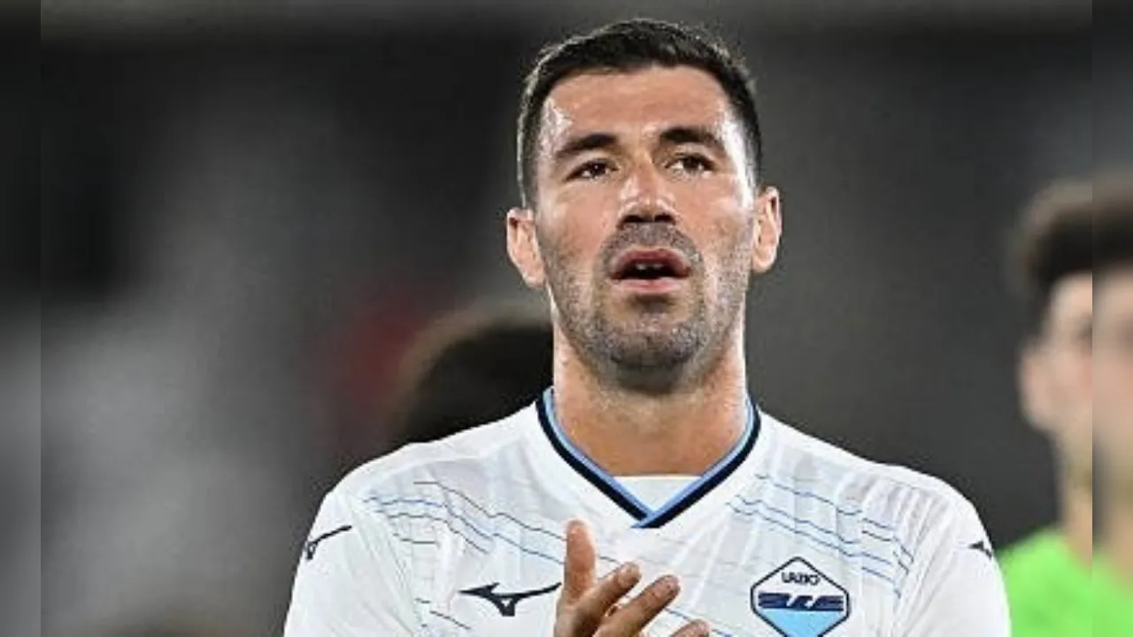 Bek tengah Lazio