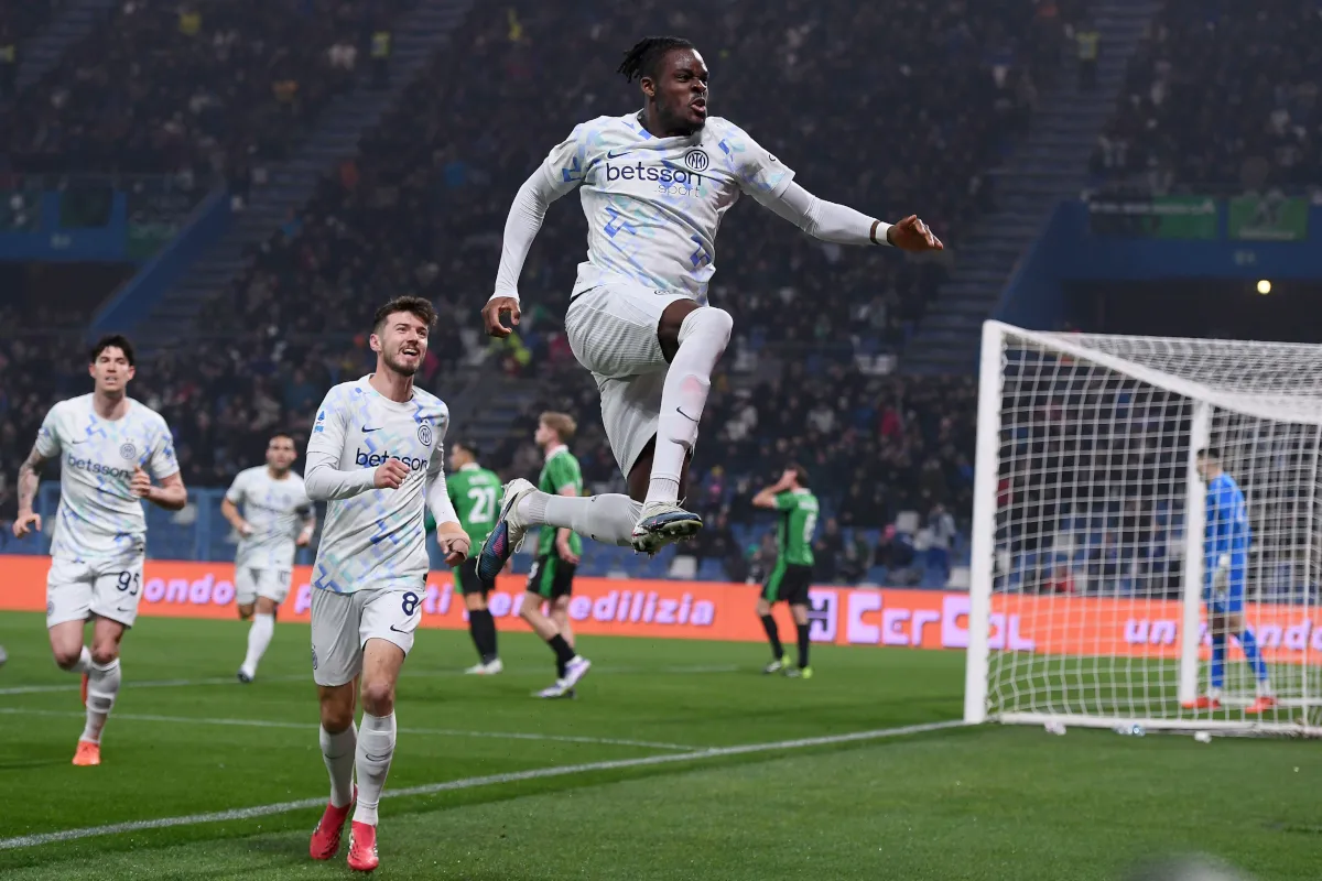 Bisseck: Kehadiran Stones Akan Dorong Bek Inter Tingkatkan Performa - sumber: (footballitalia)