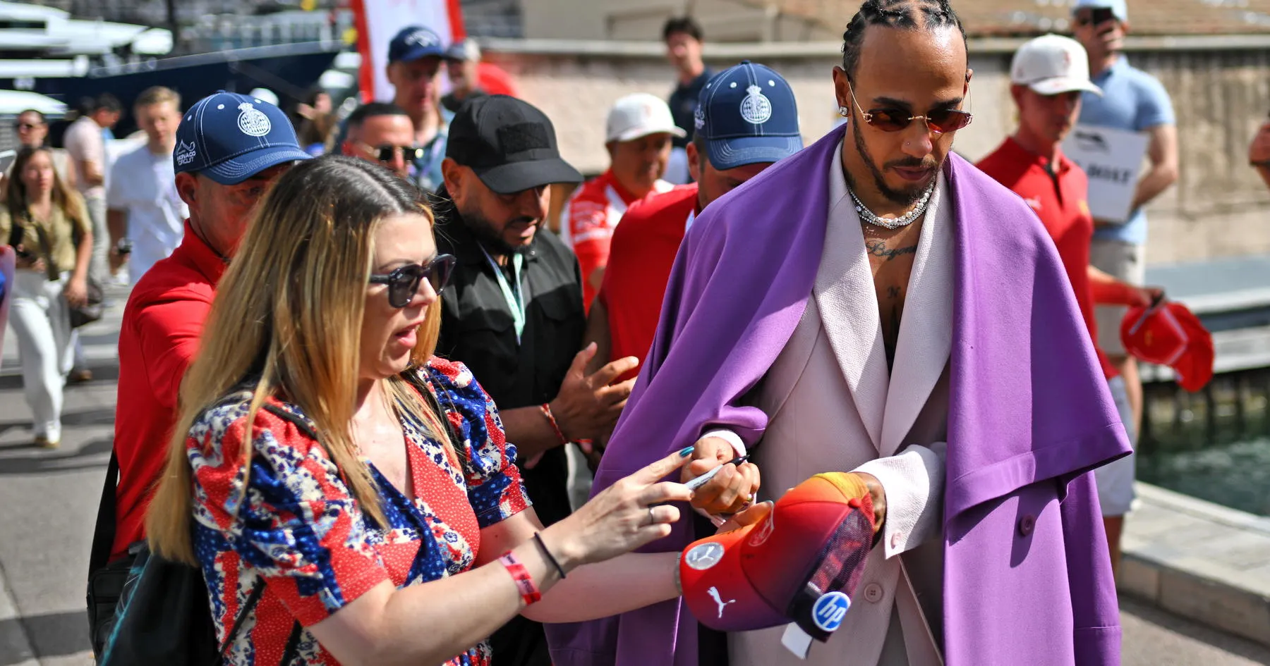 Eks Bos F1 Pertanyakan Pakaian “Konyol” Lewis Hamilton - sumber: (racingnews365)