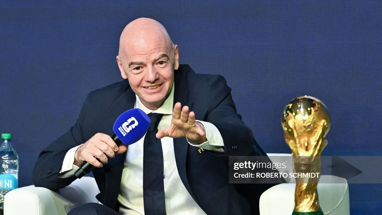 Gianni Infantino menghadapi tekanan baru setelah proposal investasi Piala Dunia resmi dibatalkan FIFA