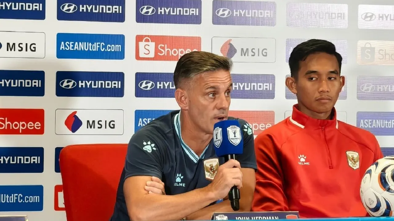 John Herdman bersama Rizky Ridho dalam konferensi pers usai Timnas kalah lawan Vietnam.