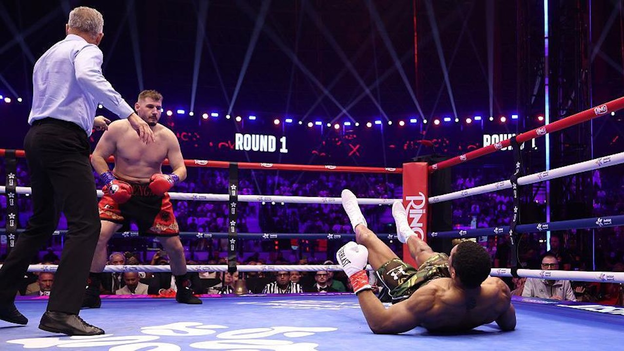 Lennox Lewis Ragukan Masa Depan Anthony Joshua usai Nyaris Tumbang