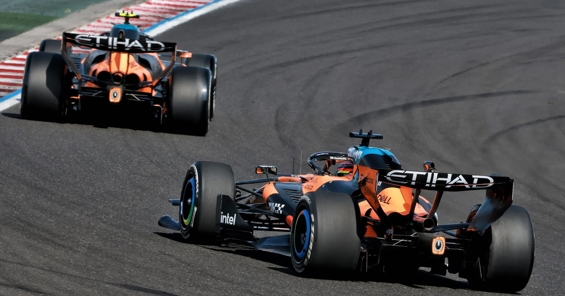 McLaren Gunakan Analogi Keripik untuk Jelaskan Aturan F1 Baru - sumber: (racingnews365)