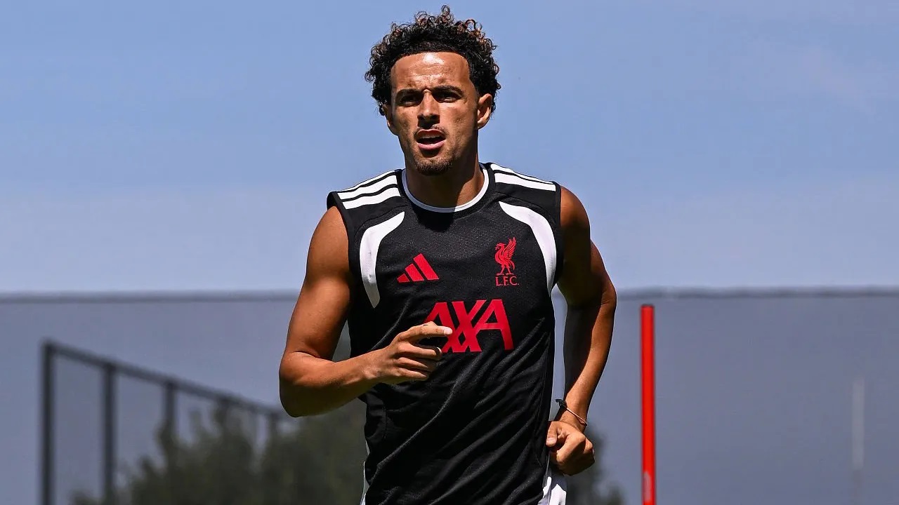 Media Italia Ungkap Alasan Chivu Ngotot Inginkan Curtis Jones