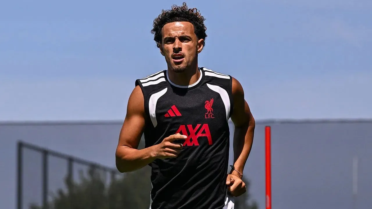 Media Italia Ungkap Alasan Chivu Ngotot Inginkan Curtis Jones