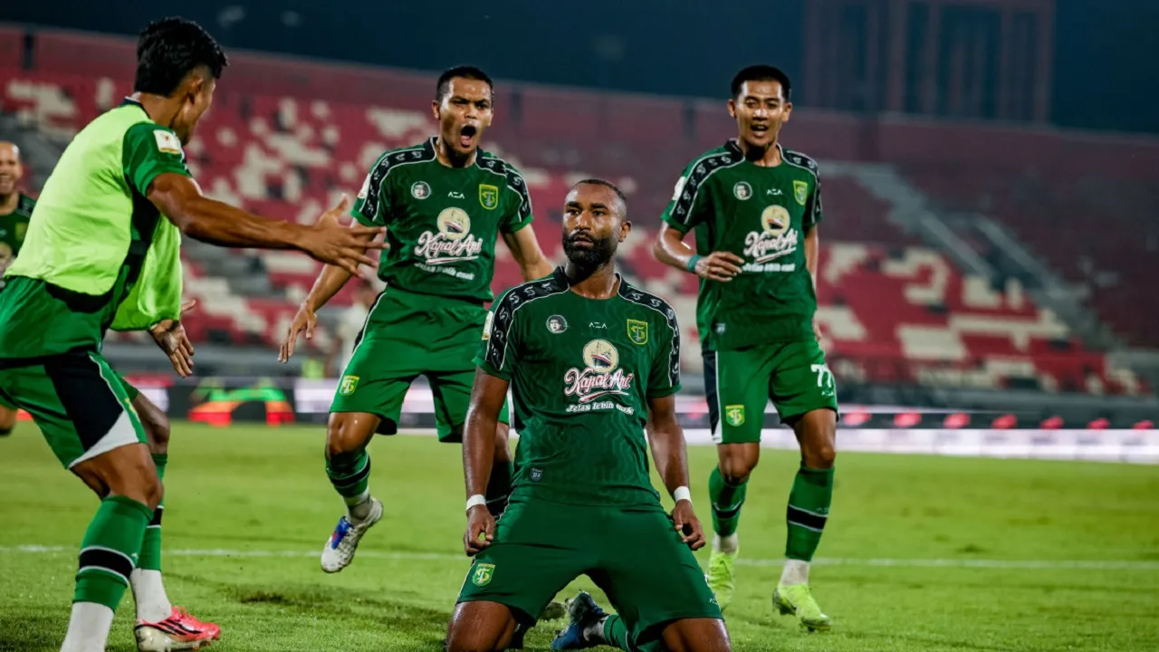 Pemain bertahan Persebaya Surabaya, Yuran Fernandes merayakan gol ke gawang Arema FC