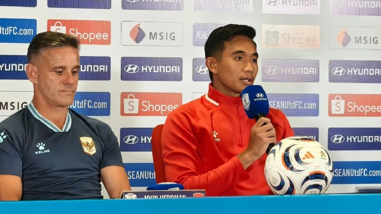 Rizky Ridho dan John Herdman dalam press conference usai Timnas Indonesia kalah 0-3 lawan Vietnam
