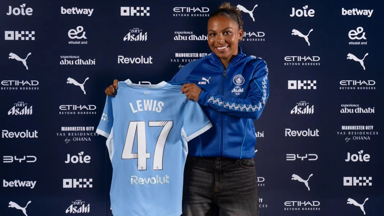 Sacha Lewis Teken Kontrak Profesional Pertama Bersama Manchester City