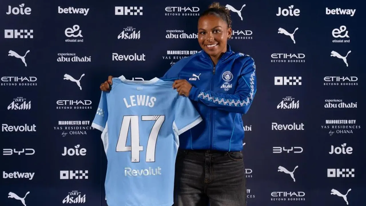 Sacha Lewis Teken Kontrak Profesional Pertama Bersama Manchester City