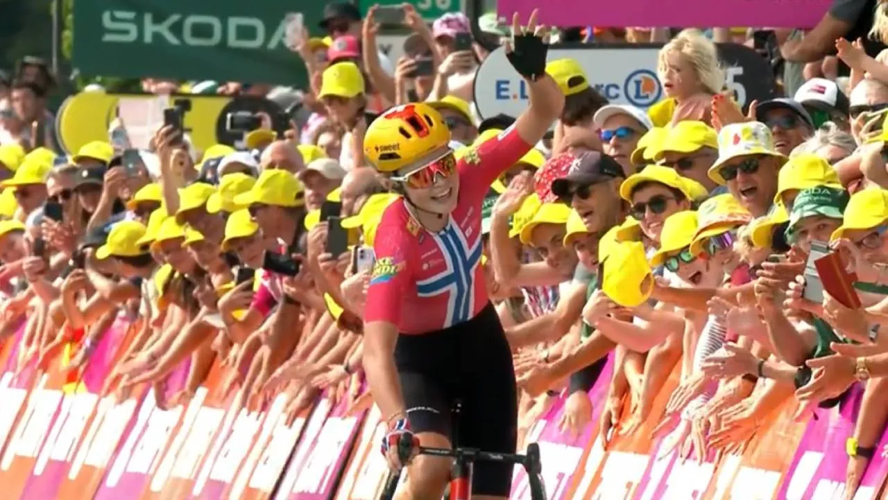Sigrid Haugset melakukan selebrasi setelah memenangi etape ketiga Tour de France Wanita 2026. (Foto: AP)