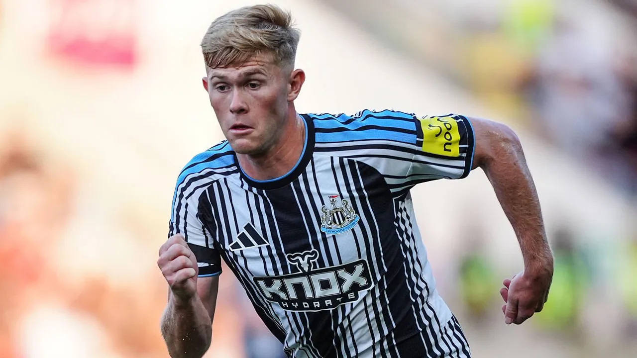 Tegas! Newcastle Tolak Lepas Lewis Hall ke Manchester United