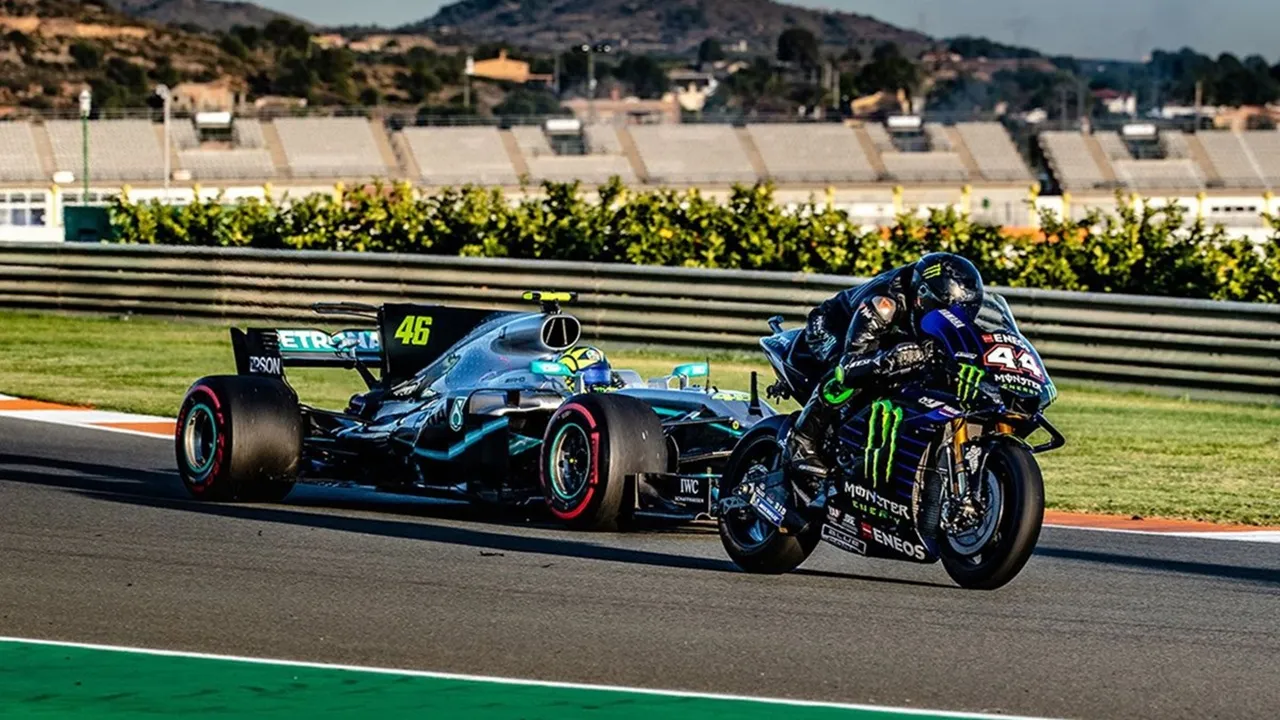 Aksi tukar kendaraan Lewis Hamilton tunggangi Yamaha YZR-M1 dan Valentino Rossi menggunakan Formula 1 Mercedes-AMG F1 W08 di tahun 2019 silam.