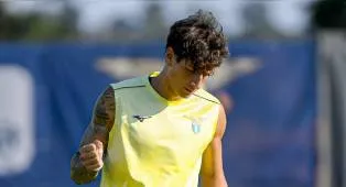 Cari Bek Kanan, Cagliari Incar Bintang Muda Lazio