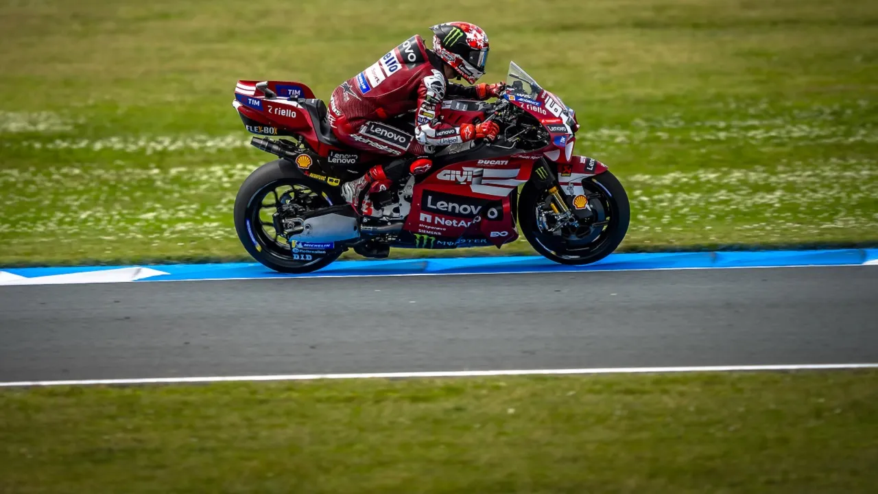 Casey Stoner berharap Francesco Bagnaia bisa bangkit bersama Aprilia.