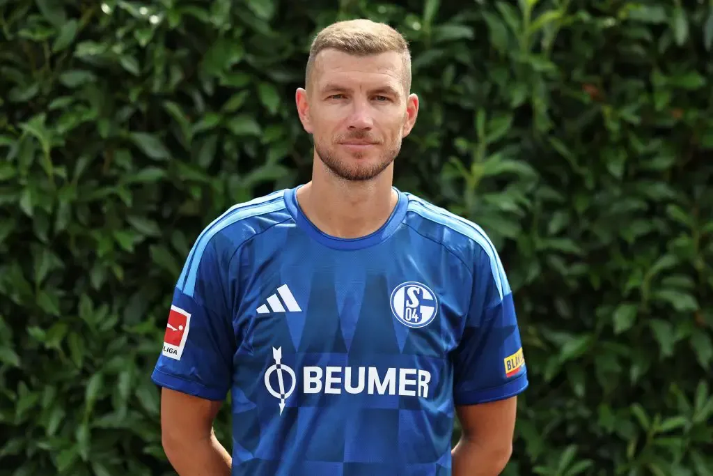 Edin Dzeko Kembali Bergabung dengan Schalke 04: Apa Alasannya? - sumber: (getfootballnewsgermany)