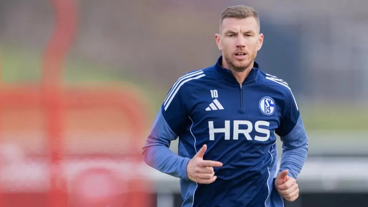 Edin Dzeko Perpanjang Kontrak Setahun Lagi Bersama Schalke 04