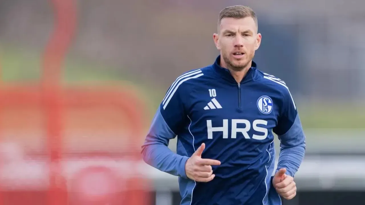 Edin Dzeko Perpanjang Kontrak Setahun Lagi Bersama Schalke 04