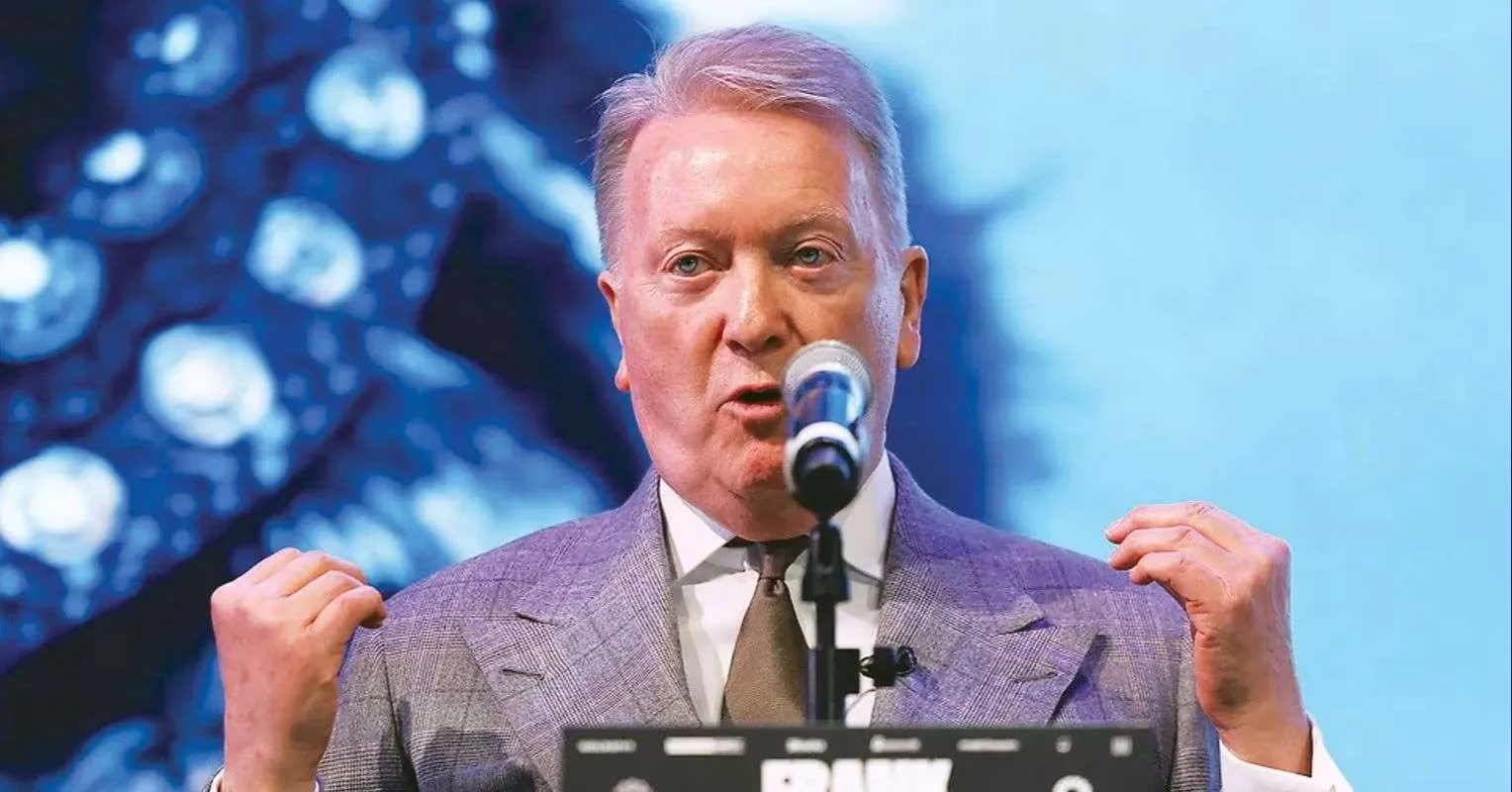 Frank Warren Targetkan Satukan Gelar Kelas Berat di Wembley - sumber: (secondsout)