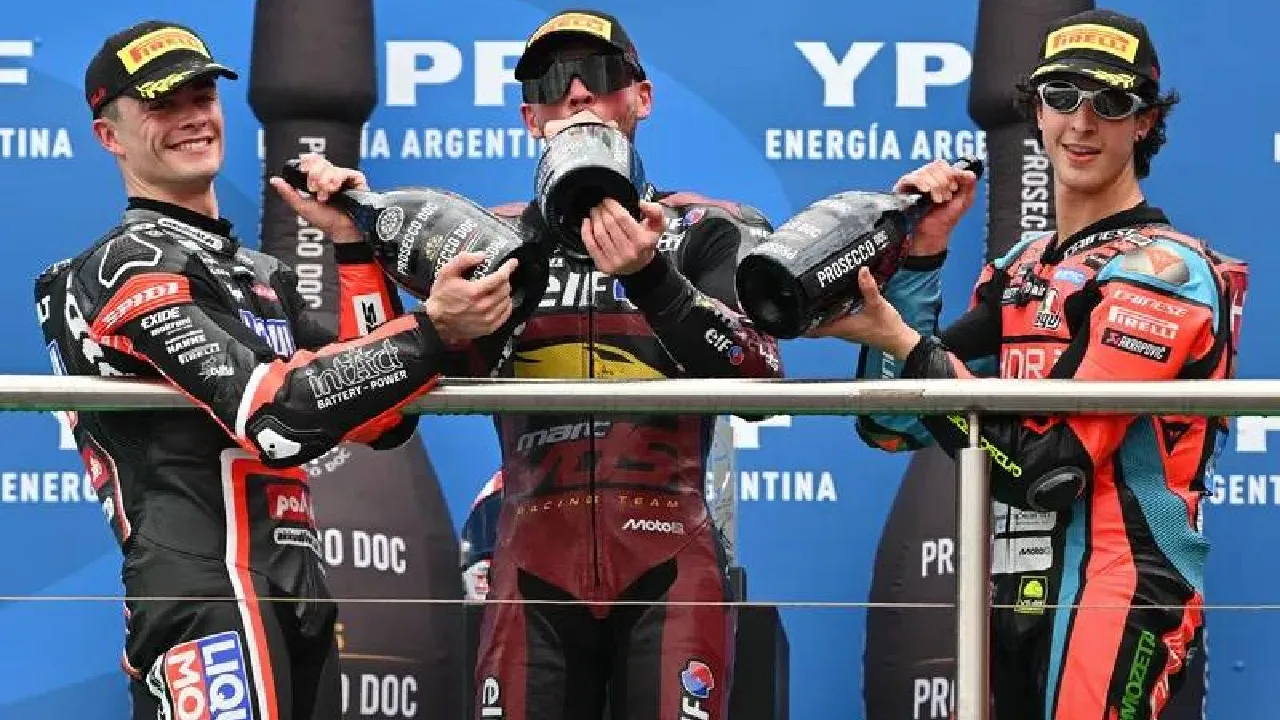 Manuel Gonzalez , Jake Dixon, dan Celestino Vietti berada di podium Moto2 Argentina 2025
