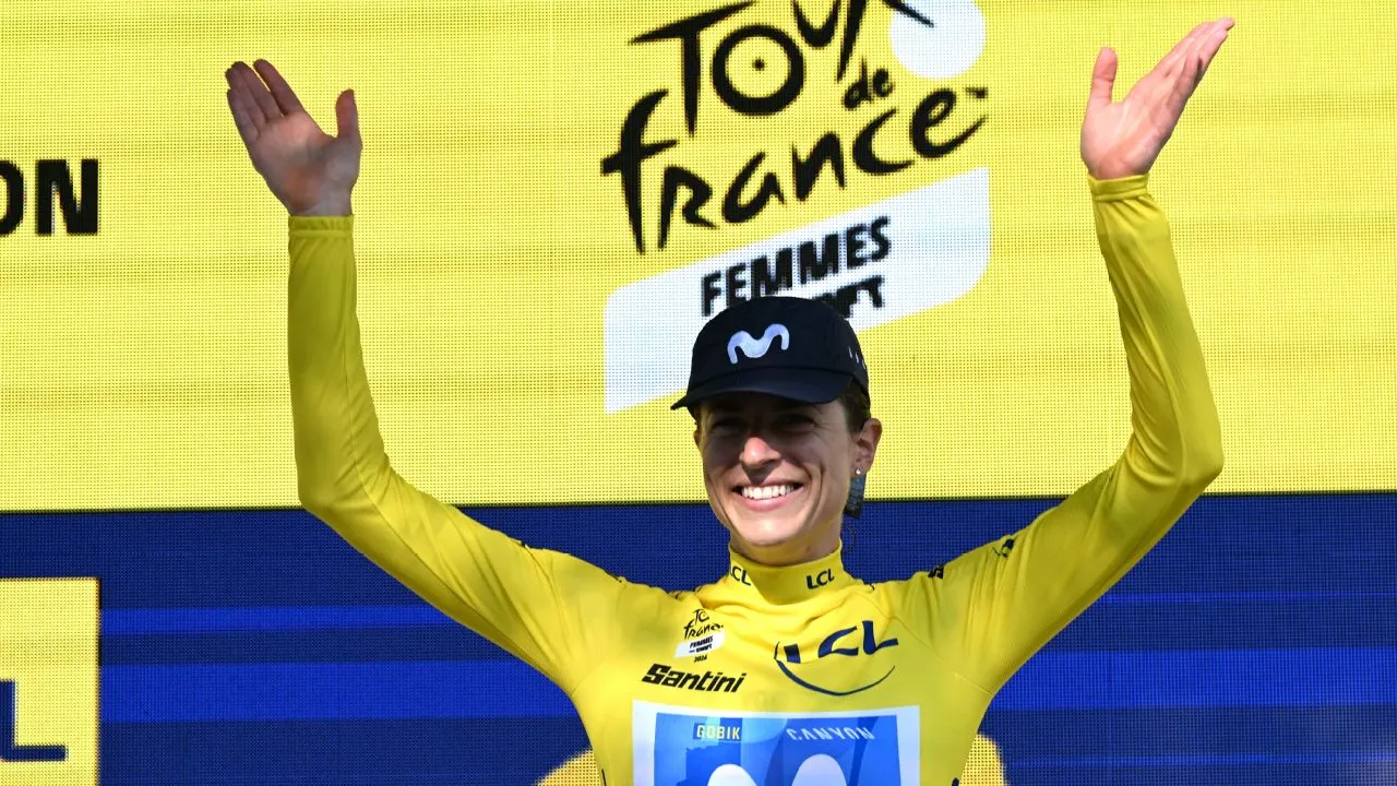 Marlen Reusser melakukan selebrasi di atas podium setelah memenangi etape keempat Tour de France Wanita. (Foto: AP)
