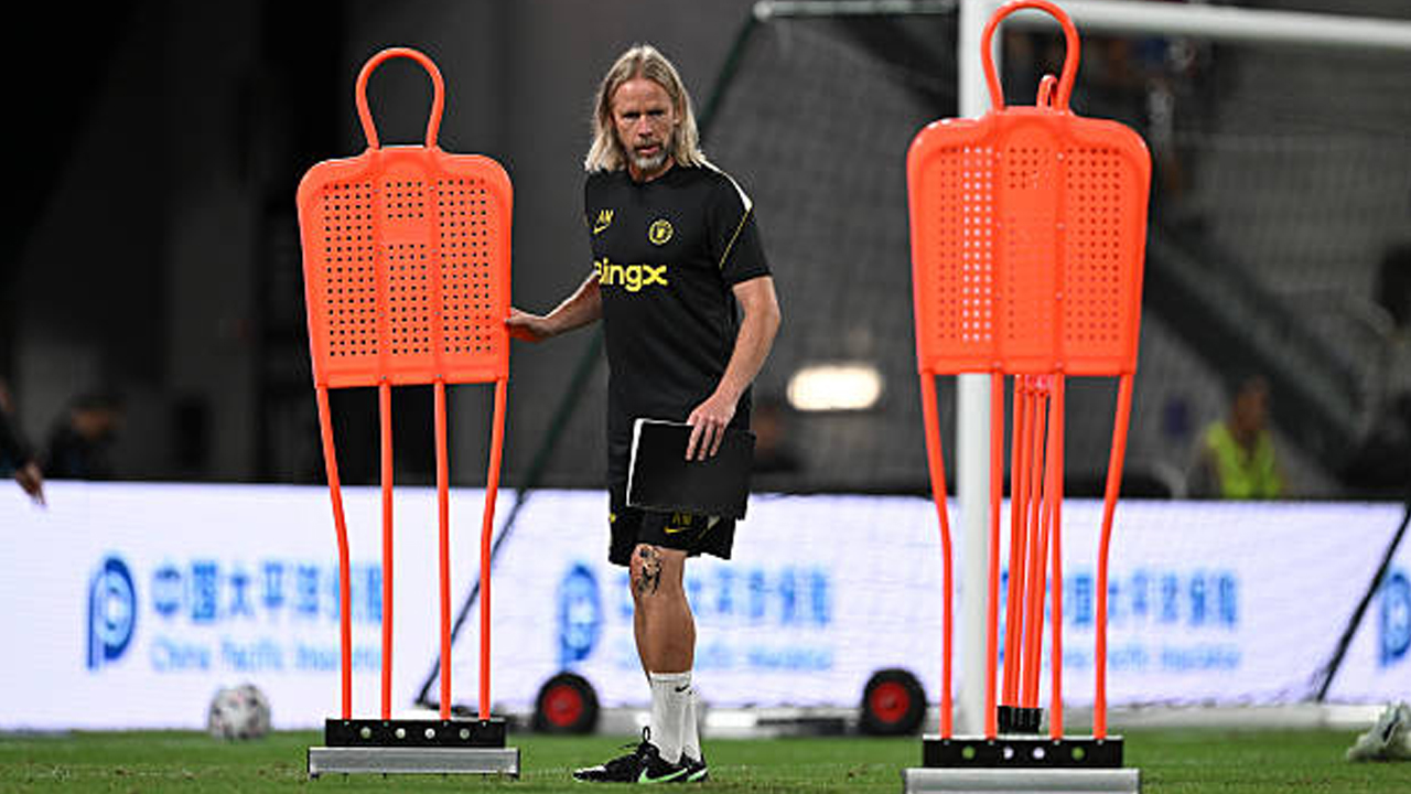 Perkuat Bola Mati, Chelsea Rekrut Austin MacPhee dari Aston Villa