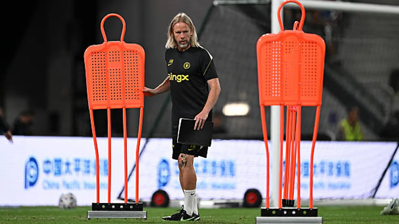 Perkuat Bola Mati, Chelsea Rekrut Austin MacPhee dari Aston Villa