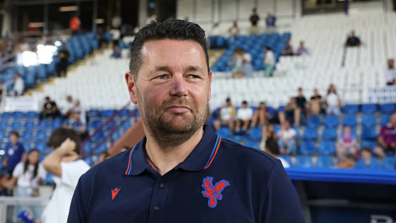 Pierre Sage Soroti Crystal Palace yang Kurang Agresif dalam Bertahan