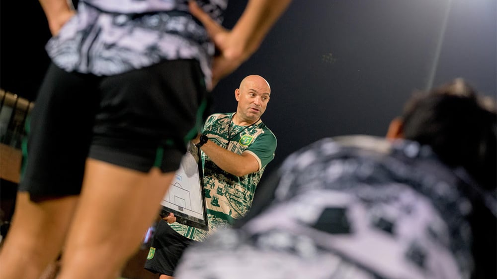 Strategi Efektif Persebaya: Mengoptimalkan Serangan Terbuka dan Bola Mati