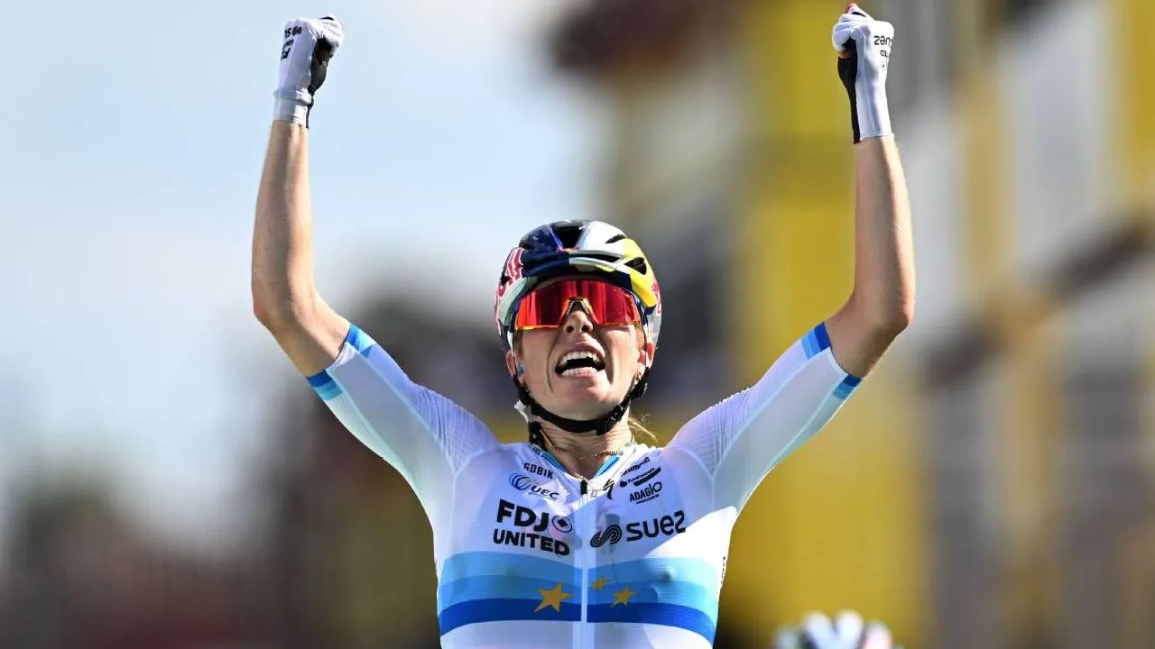Demi Vollering melakukan selebrasi setelah memenangi etape kelima Tour de France Femmes 2026. (Foto: AP)