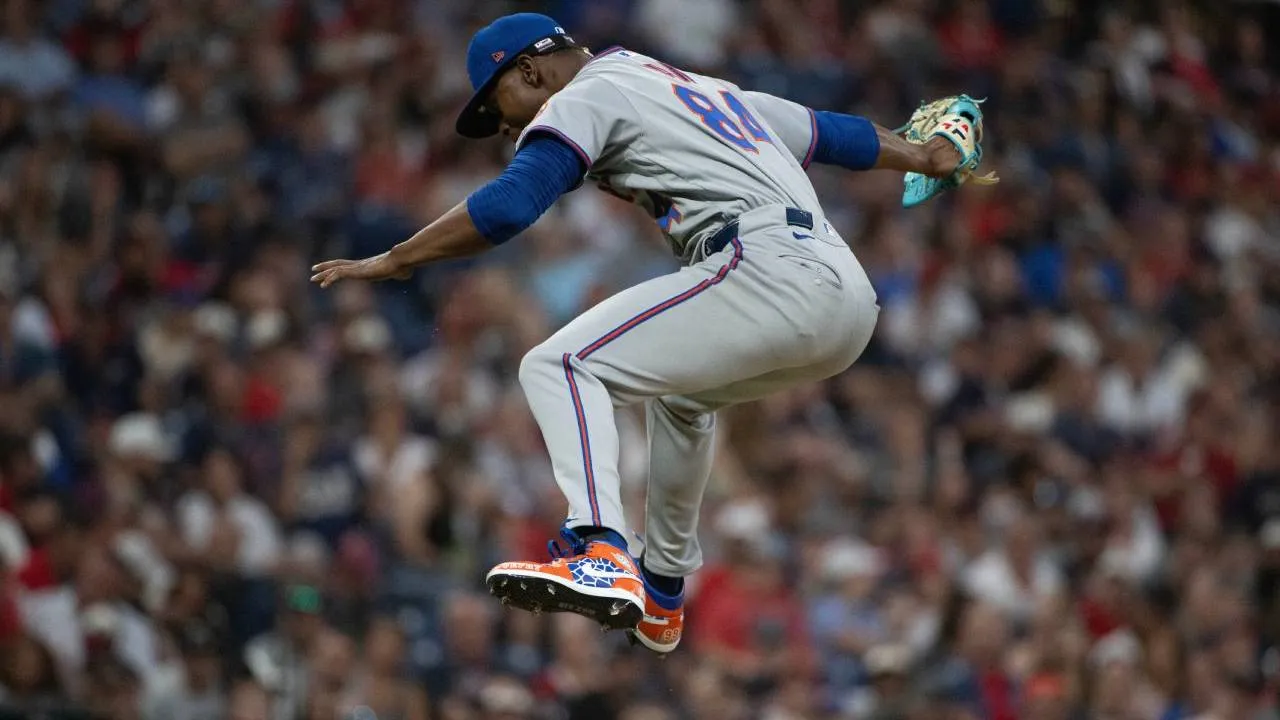 Jefry Yan melompat tinggi dengan kedua kaki terbuka setelah membuat pemain pengganti Guardians, Angel Martinez, gagal memukul slider 88,7 mph untuk strikeout pada awal inning keenam. (Foto: AP)
