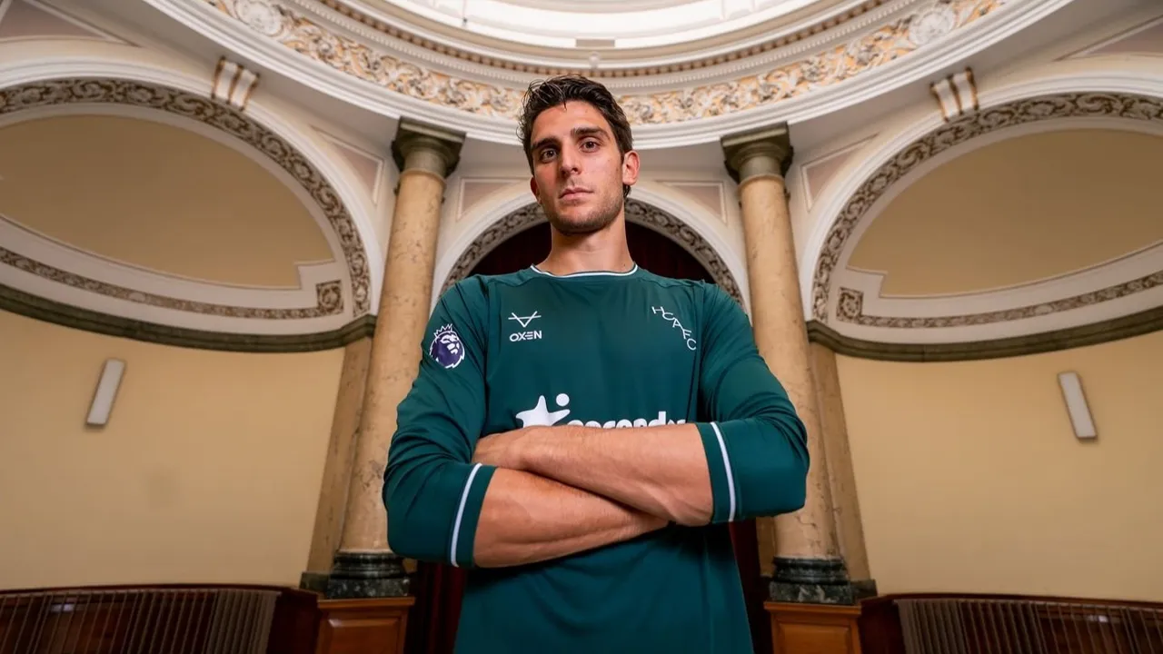 Konstantinos Tzolakis menandatangani kontrak lima tahun bersama Hull City