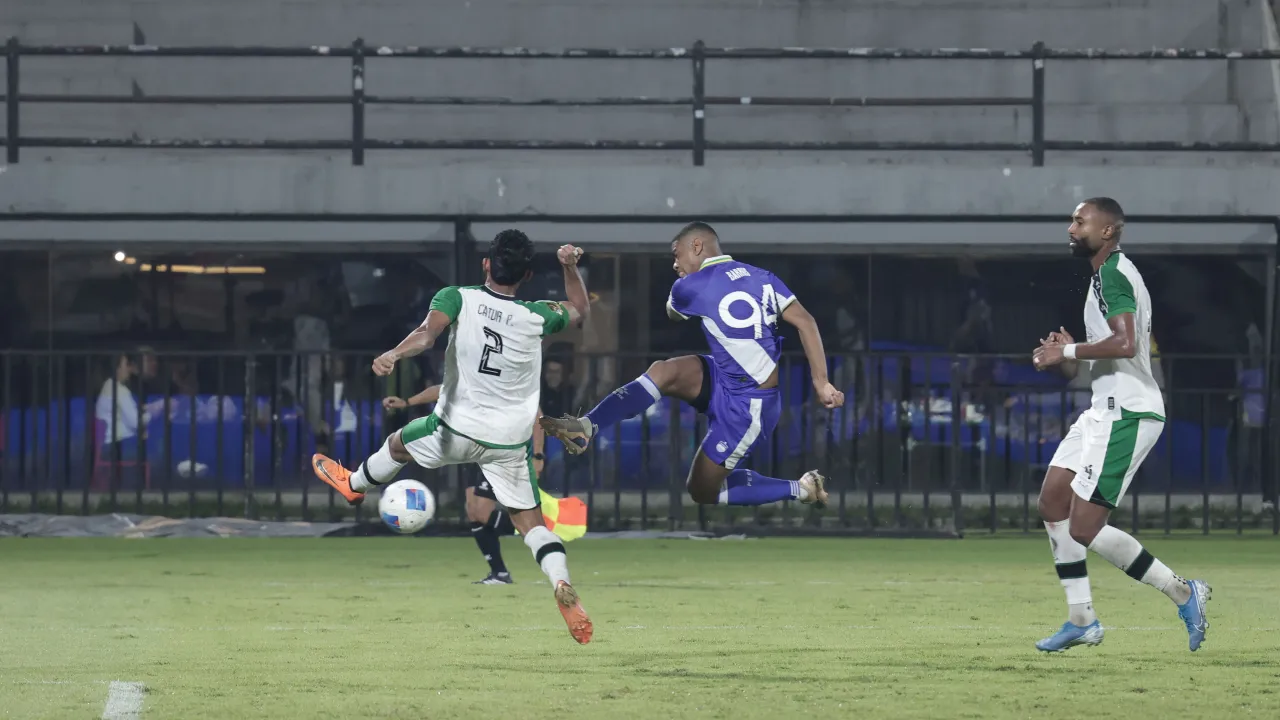 Persib kalah dari Persebaya dari adu penalti.