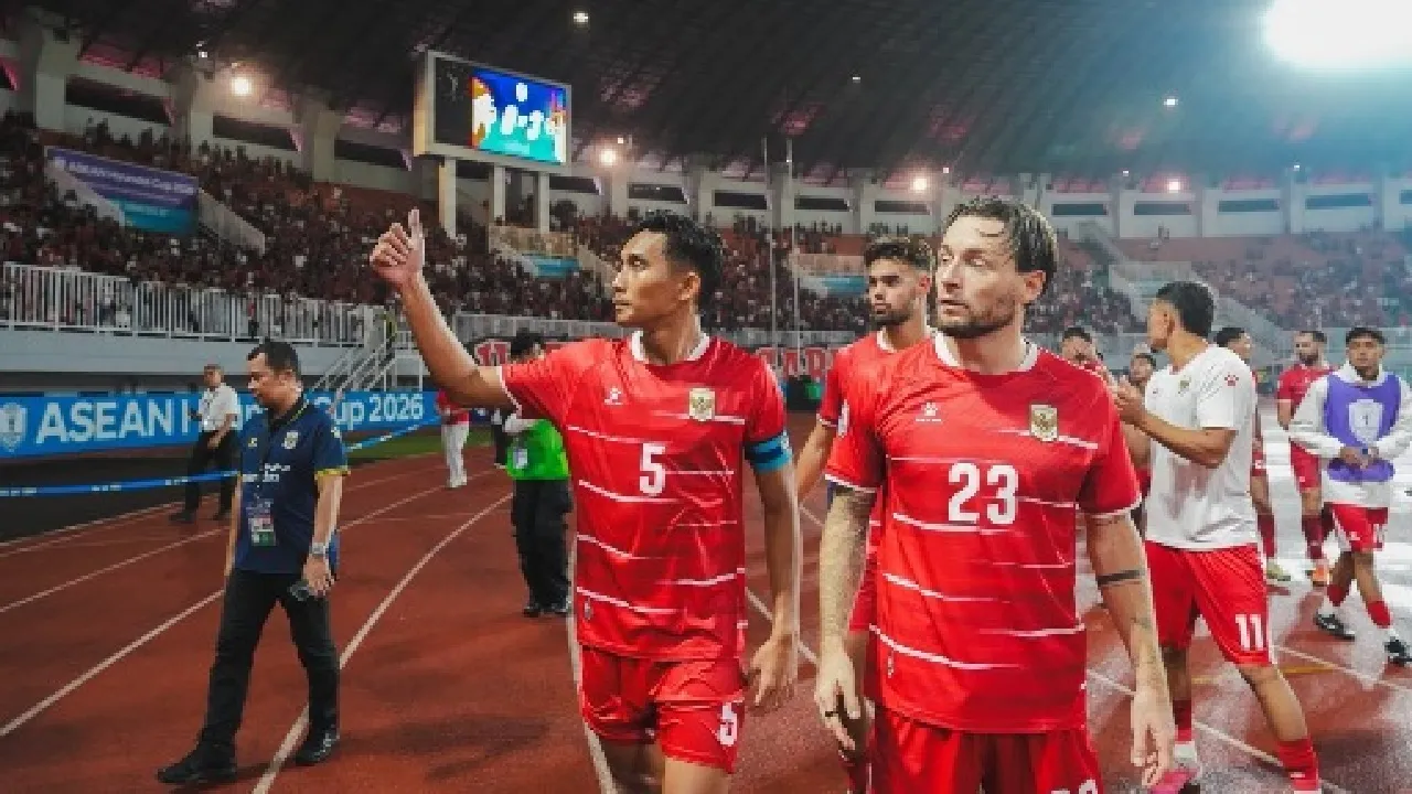 Skuad Timnas Indonesia menyapa para suporter Indonesia usai kalah dari Vietnam di Piala AFF 2026.