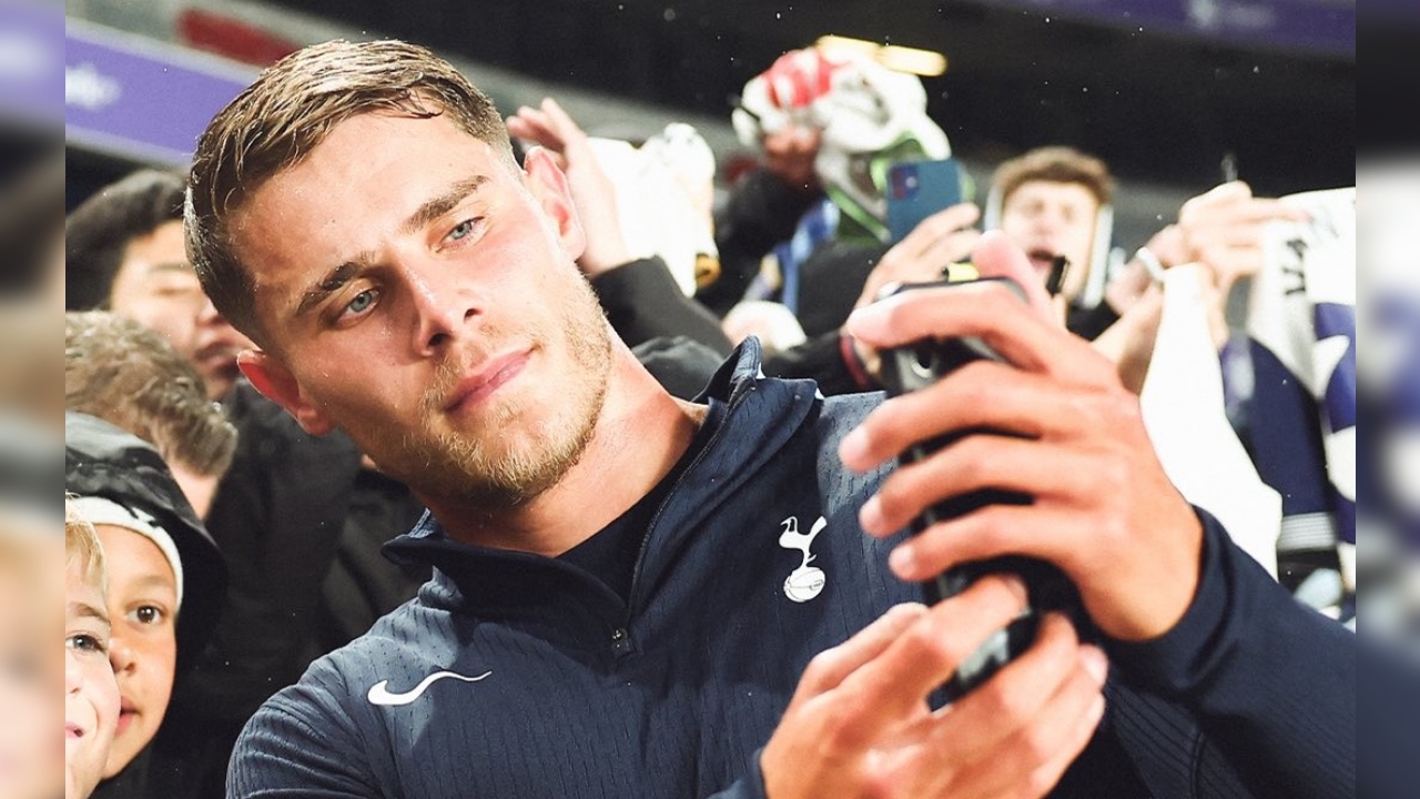 Tottenham Selangkah Lagi Perpanjang Kontrak Micky van de Ven